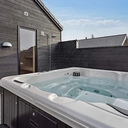 Luxury Retreat With Pool Semesterbostad