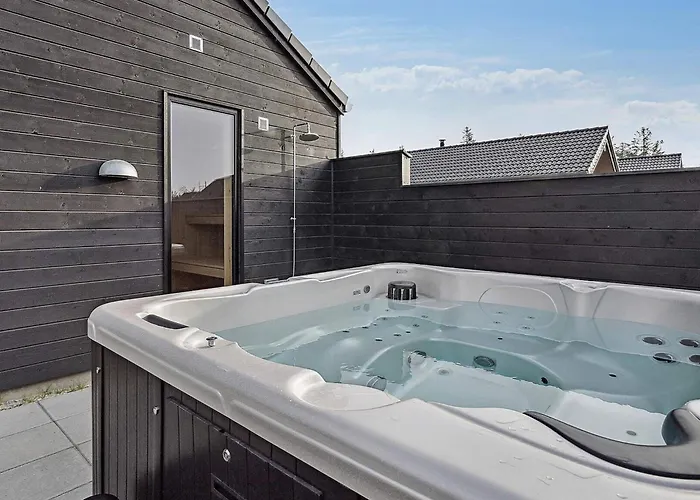 Luxury Retreat With Pool - By Traum بيت للعطل *